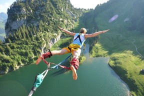 九游老版本-一战封神！字母哥狂砍35分13篮板，希腊爆冷掀翻美国梦之队引发全球热议