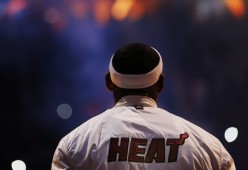 九游旧版大全-CBA集结日惊现NBA与英超乱入？凯尔特人备战纽卡斯尔引热议，篮网造点瞬间刷屏
